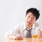 ビールを飲む男性