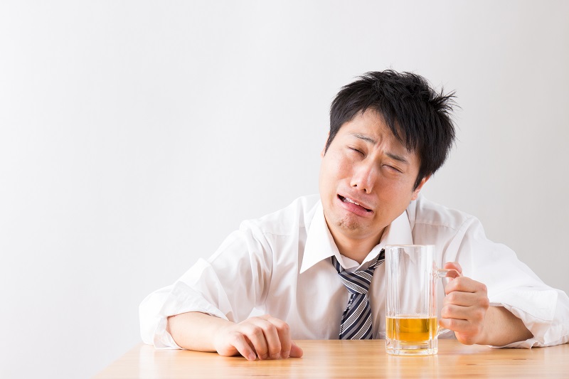 ビールを飲む男性