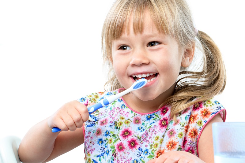 歯を磨く子供