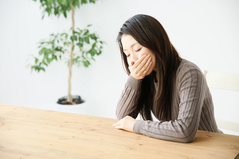 吐き気のある女性