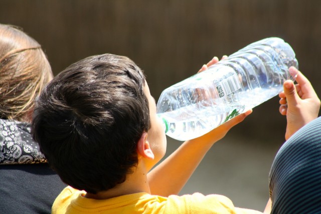 水を飲む子供