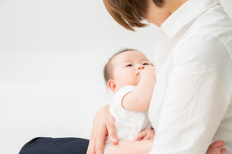 抱っこされる赤ちゃん