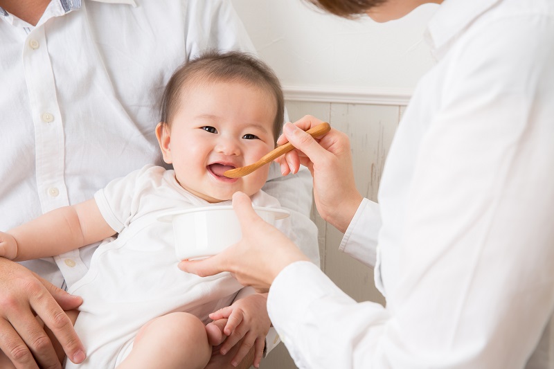 離乳食を食べる赤ちゃん