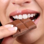 チョコを食べる女性