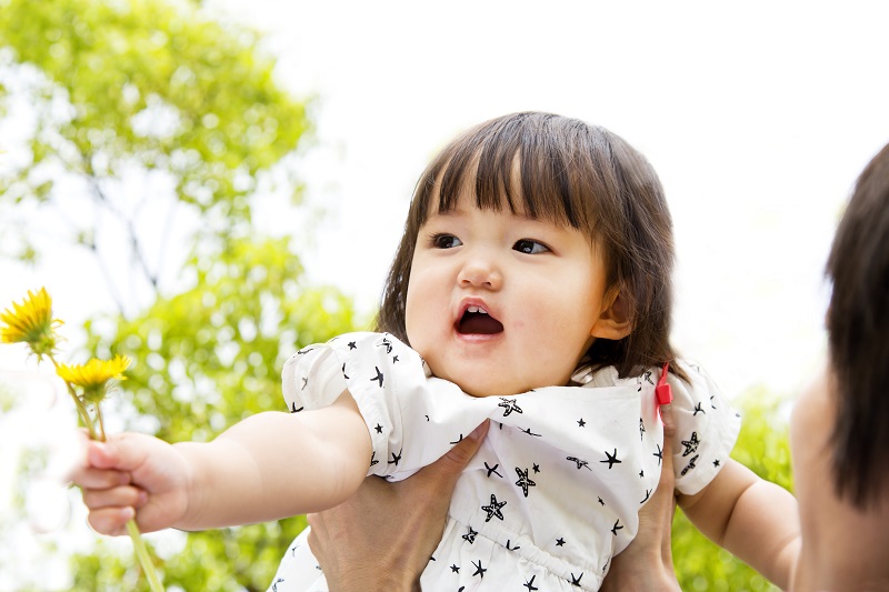 高い高いをされる赤ちゃん