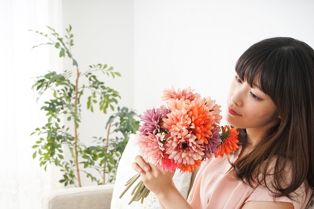 花束と女性