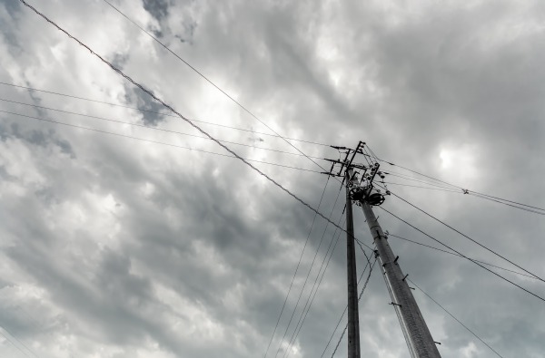 曇り空の電柱