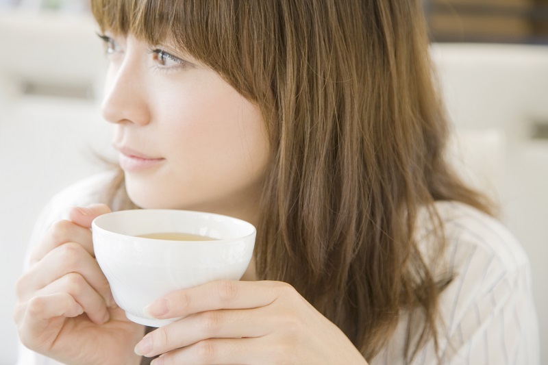 お茶を飲む女性