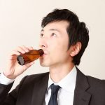 ドリンクを飲む男性