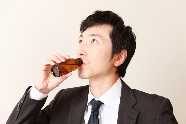 ドリンクを飲む男性