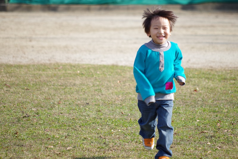 公園で遊ぶ男の子