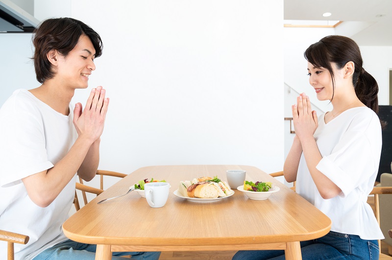 食事をするカップル