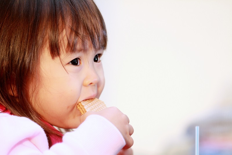 ウエハースを食べる女の子