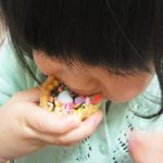 お菓子を食べる女の子