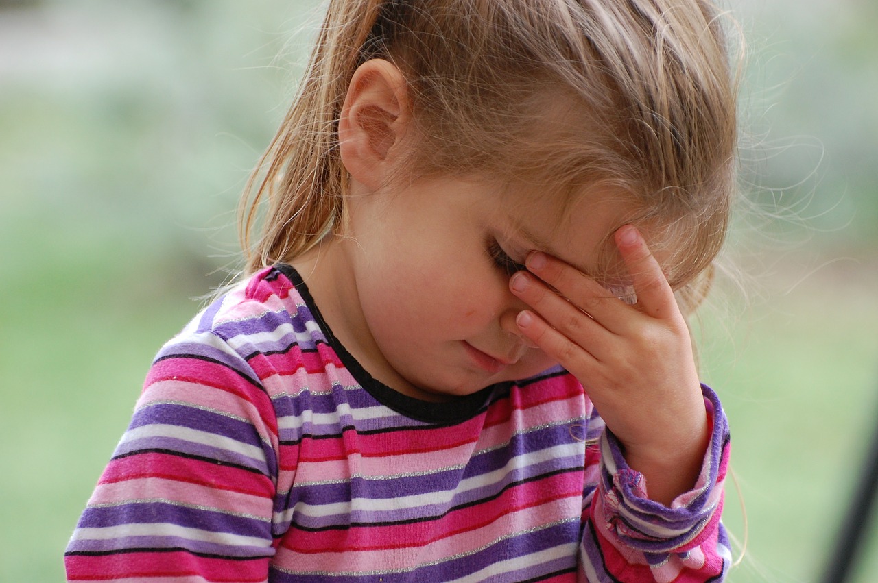 寝られない子供-写真