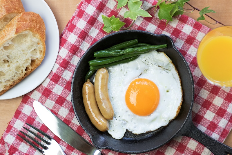 朝食の卵とソーセージ