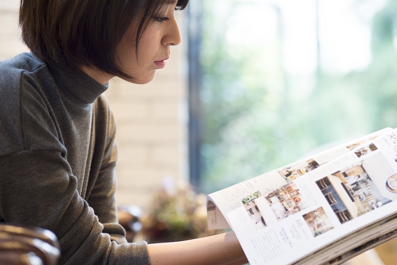 読書する女性