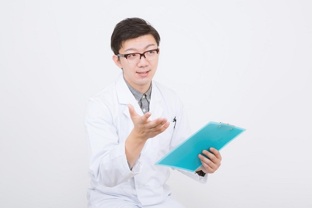 提案する男性