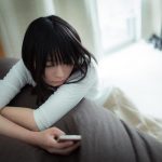 スマホをいじる女性