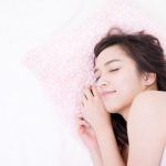 眠る女性