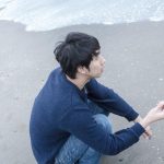 海辺でたそがれる男性