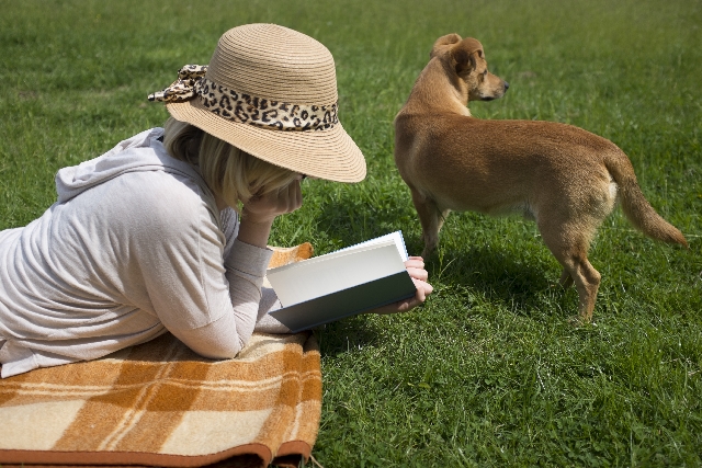 読書する女性