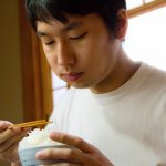 ご飯を食べる男性