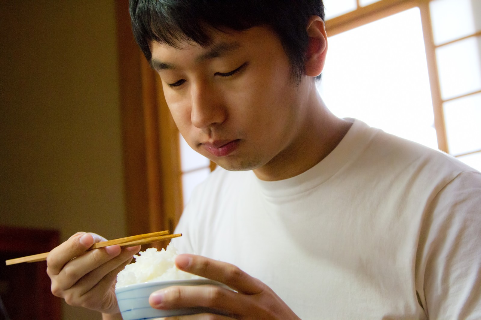 ご飯を食べる男性