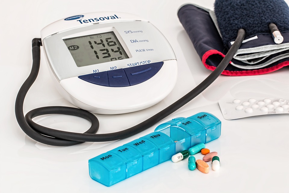 血圧計と薬-写真