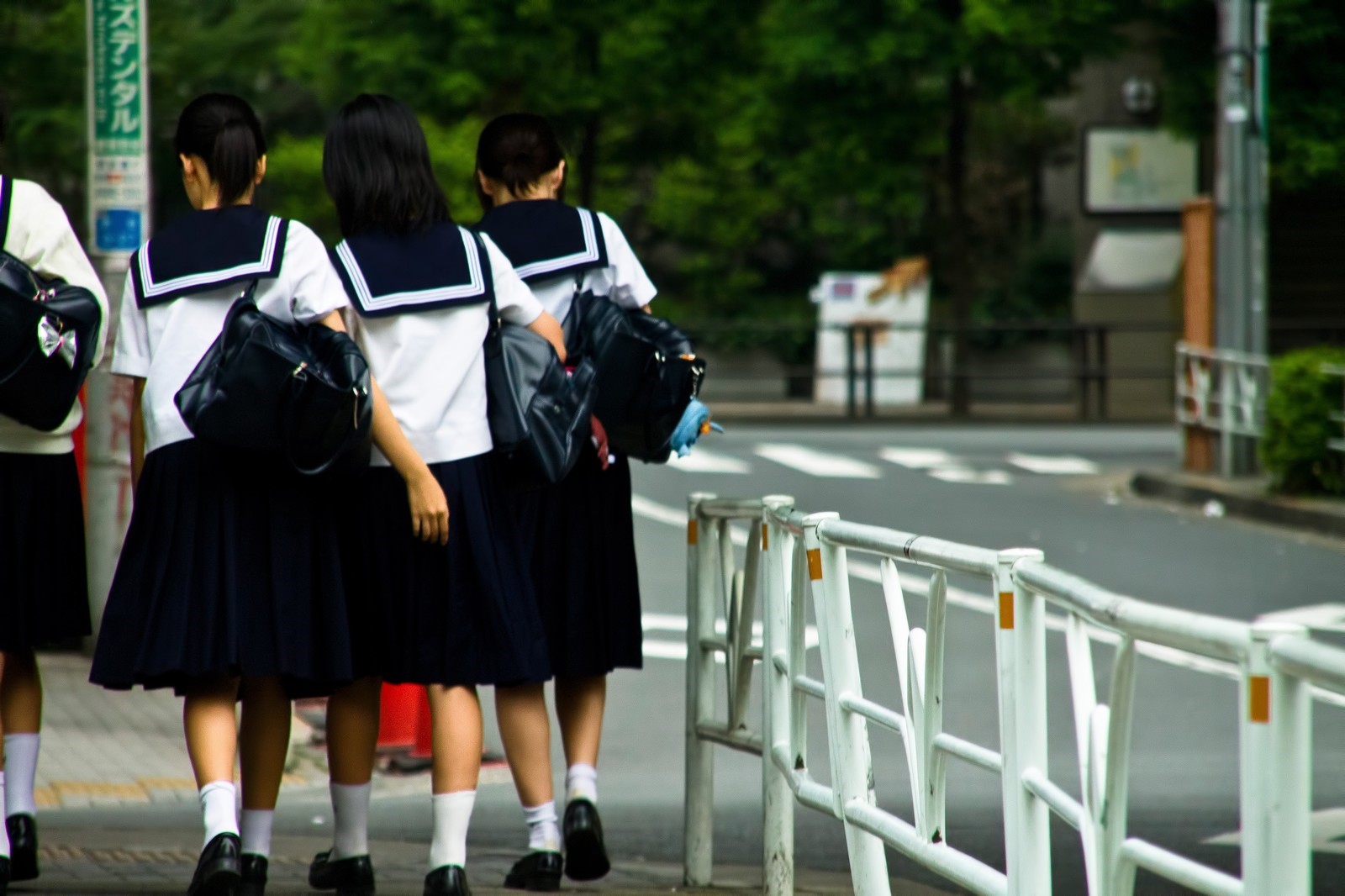 制服の女子学生