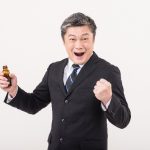 栄養ドリンクを飲む男性