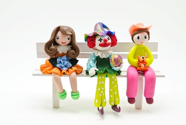 ベンチに腰掛ける人形