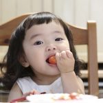 食事をする子供