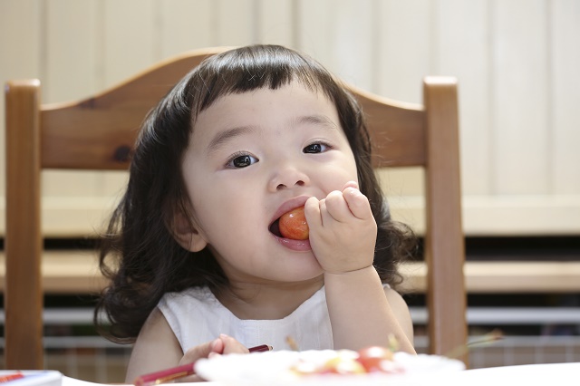 食事をする子供