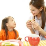 母親と子供の食事風景