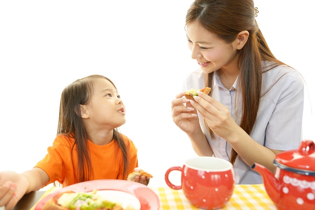 母親と子供の食事風景