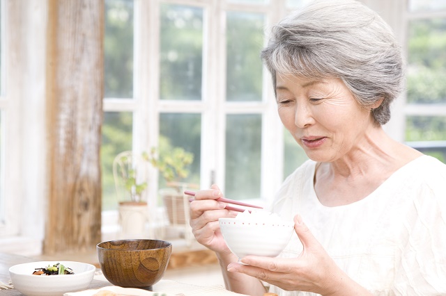 ご飯を食べる女性