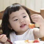 食事中の子供