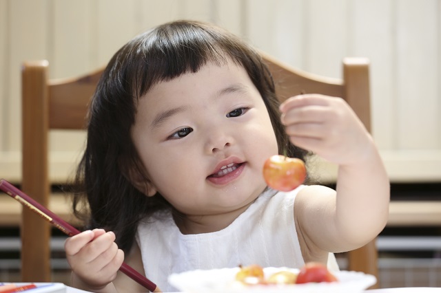 食事中の子供