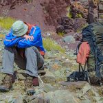 高山病で苦しむ登山客