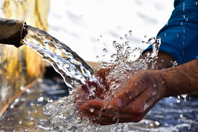 冷たい水を浴びる男性の手