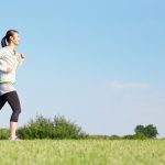 ランニングする女性