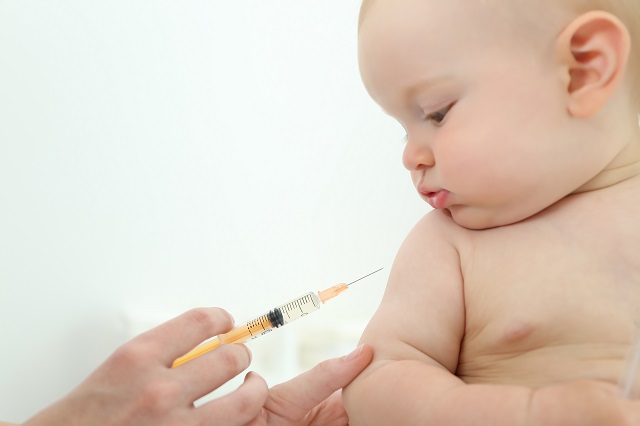 ワクチンを受ける赤ちゃん