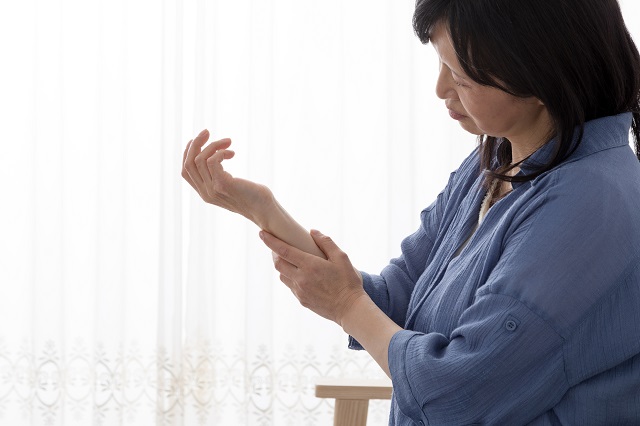 手が麻痺したのではと疑う女性