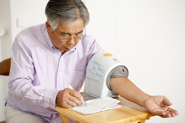 血圧をはかる男性