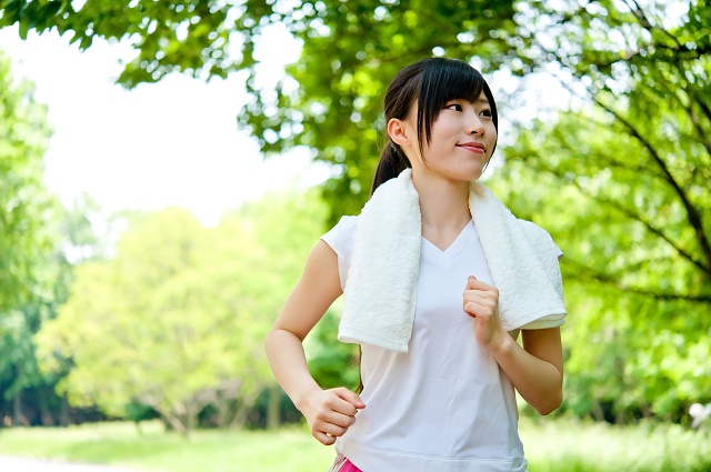 ランニングをする女性