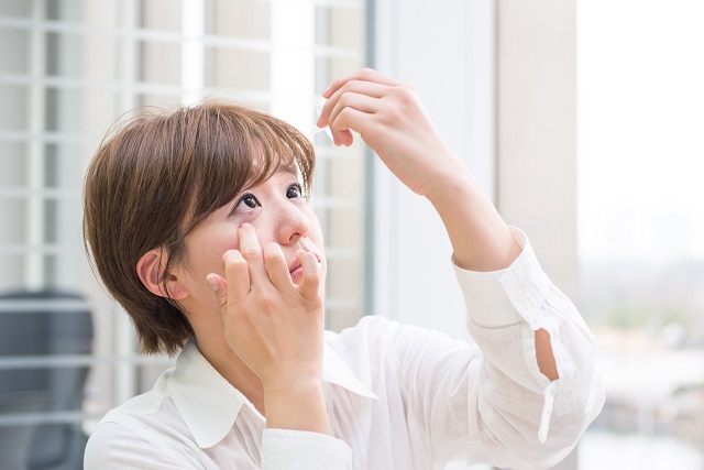 目を心配する女性