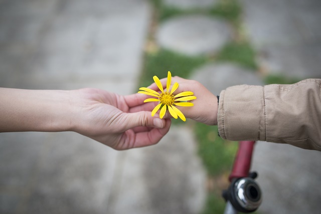 花を手渡している