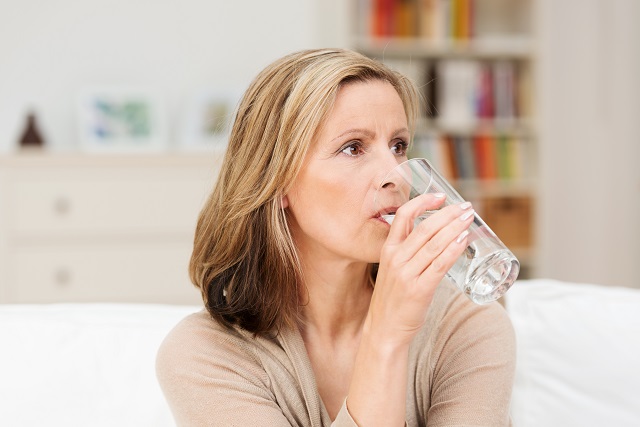 水を飲む女性