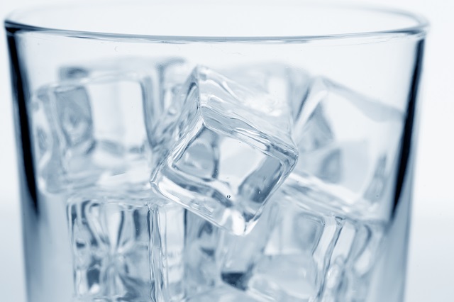 氷で満たされたグラス